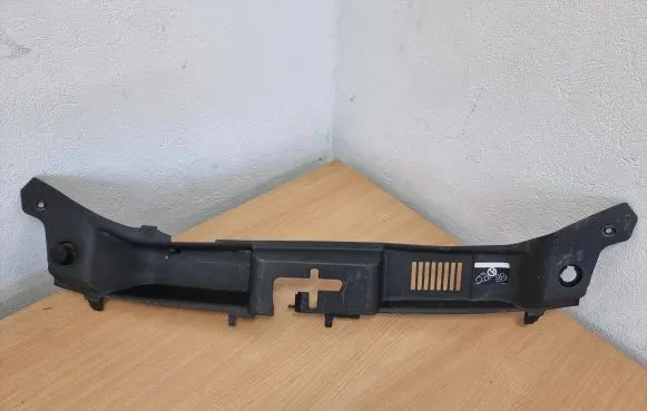 Volvo V50 Radiator trim 30716338 30716339 M1WM17A
