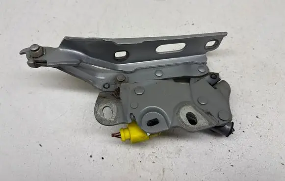 Audi A3 S3 8V Engine bonnet/hood hinges 8V0823302F