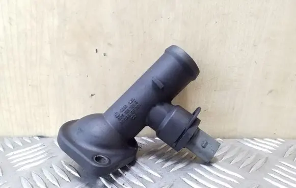 Volkswagen Touran I Engine coolant pipe/hose 03G121121B