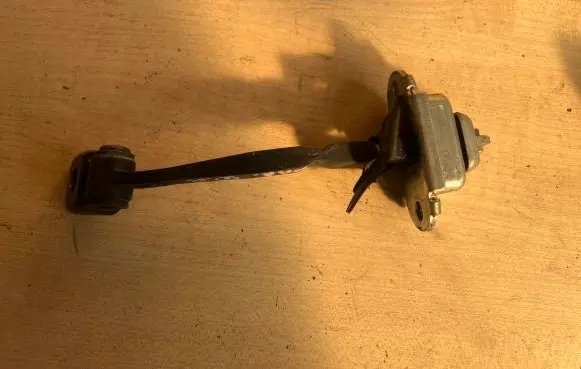 Skoda Octavia Mk2 (1Z) Front door check strap stopper 1Z0837249D