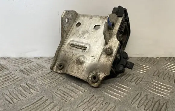 Radiator mount bracket