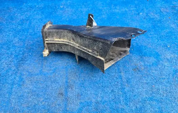 BMW iX Intercooler air guide/duct channel 8737026