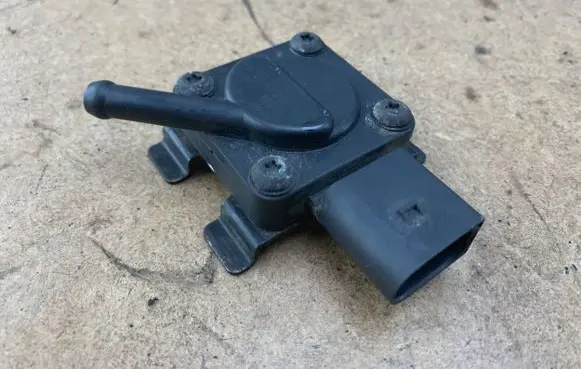 BMW X3 E83 Exhaust gas pressure sensor 7789219 13627789219 13627805152