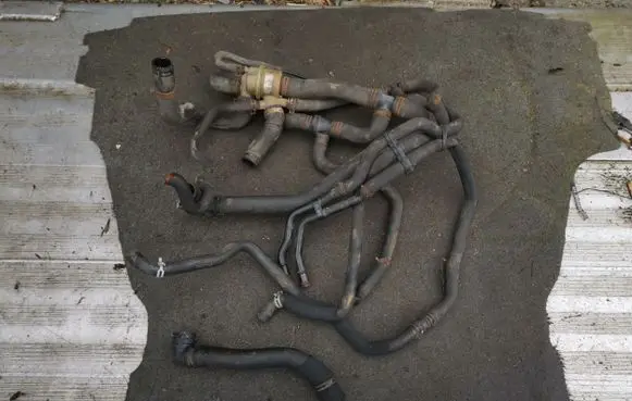 Land Rover Discovery 3 - LR3 Engine coolant pipe/hose PEL500222 PEL500260