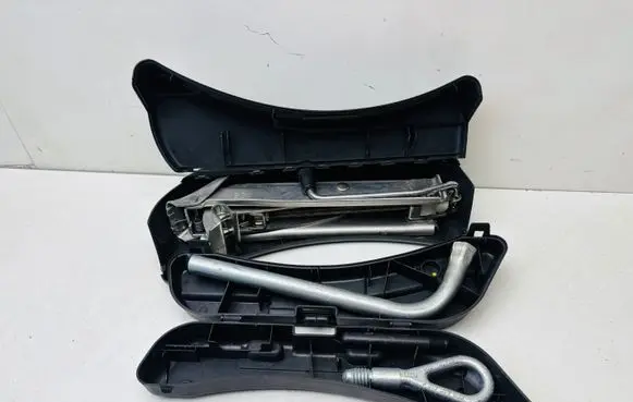 Audi A4 S4 B7 8E 8H Tool set 8E0012111A 8E0012031N