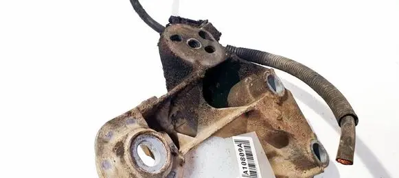 Volkswagen PASSAT B5.5 Engine mounting bracket 8E0199352D