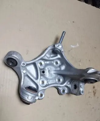 Rear wheel hub spindle/knuckle
