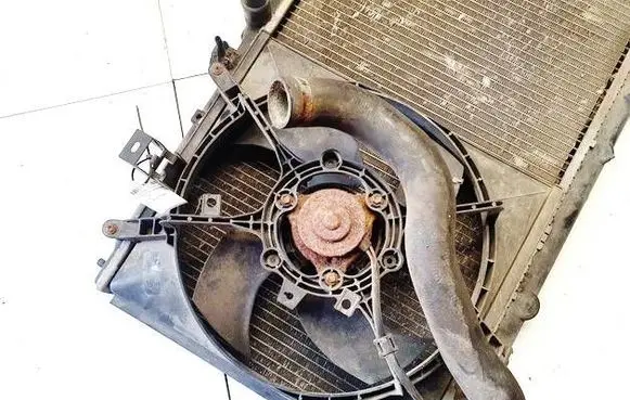 Radiator cooling fan shroud