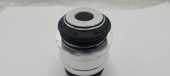 Rear wheel hub spindle/knuckle