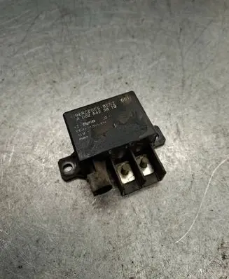 Mercedes-Benz C W203 Charging relay A0025423819 V2313A200131