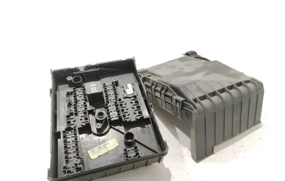 Volkswagen Golf V Fuse module 1205201686E 8K030112