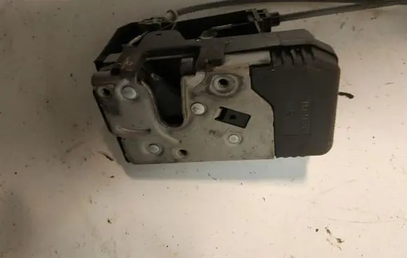 Opel Zafira A Front door lock 24414117
