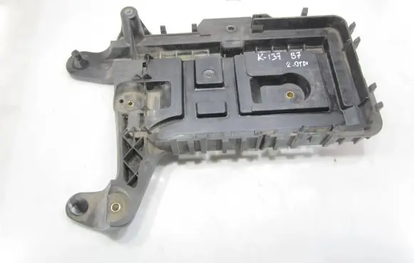 Volkswagen PASSAT B7 Battery tray 1K0915333