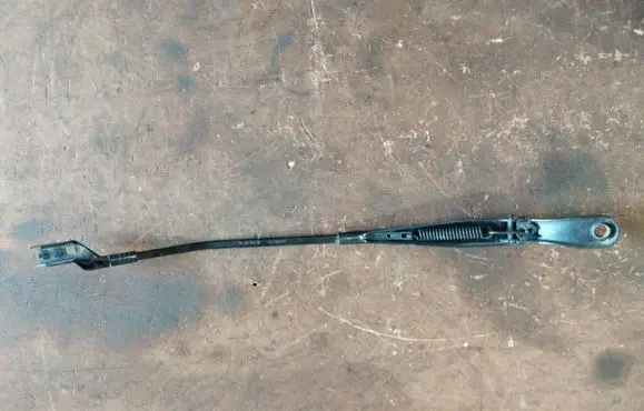 Peugeot 2008 I Front wiper blade arm 9673916780