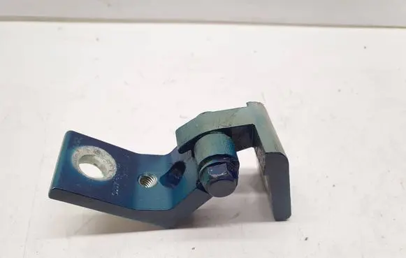 Skoda Octavia Mk2 (1Z) Front door upper hinge 6Y0833401C