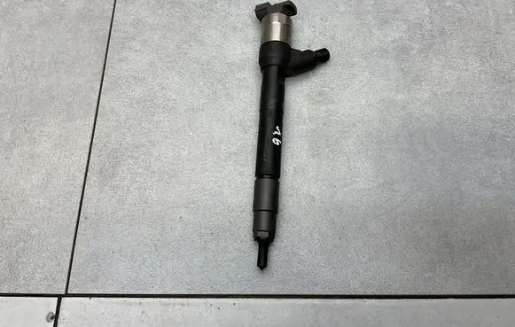 Opel Astra K Fuel injector 55570012