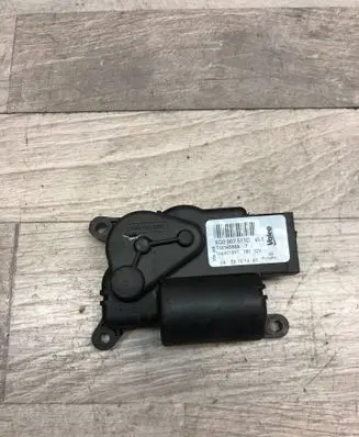 Volkswagen Touran II Air flap motor/actuator 5Q0907511D T1016590A 186001007
