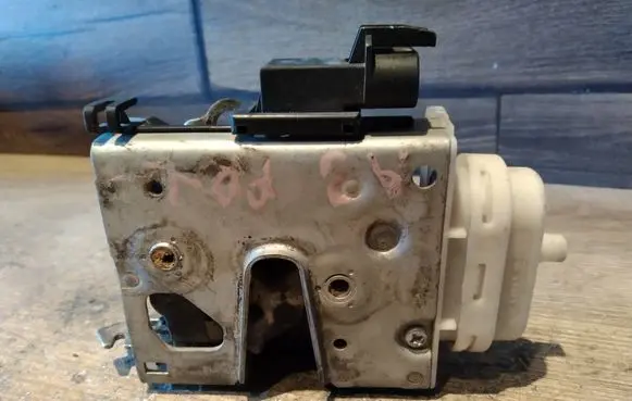 Audi A3 S3 8P Front door lock