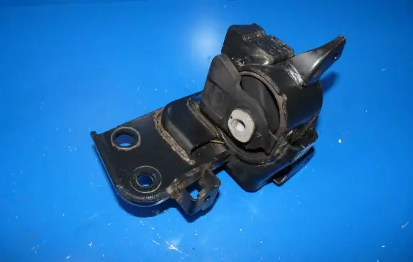 Toyota Avensis T270 Engine mount vacuum valve 