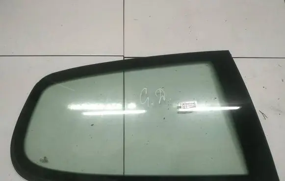 Volkswagen Golf V Rear side window as2