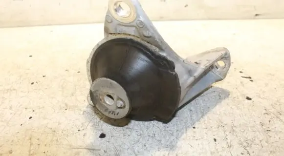 Honda CR-V Engine mount bracket