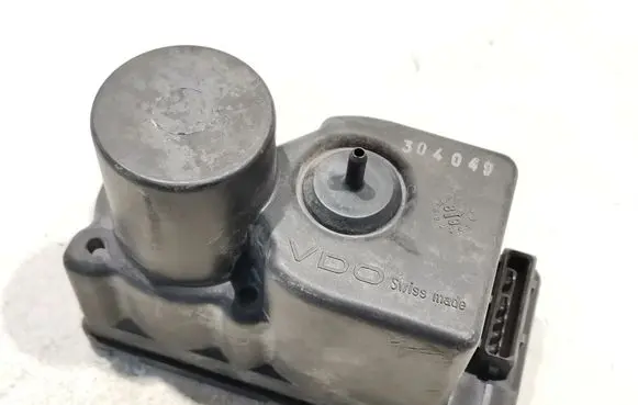 Audi 80 90 S2 B4 Central locking vacuum pump 443862257