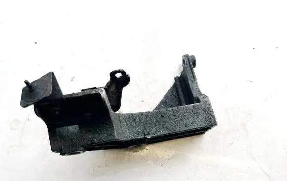 Mitsubishi Carisma Engine mounting bracket