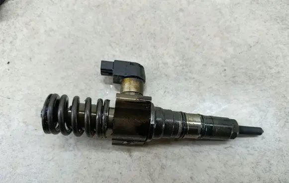 Volkswagen Golf V Fuel injector 03G130073M