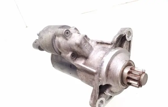 Volkswagen Golf V Starter motor 0001121412 02E911023J