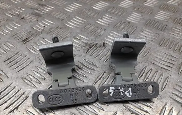 Audi Q5 SQ5 Tailgate/trunk/boot hinge 8U0827300D 8U0827299D