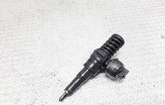 Volkswagen PASSAT B5.5 Fuel injector 038130073AJ