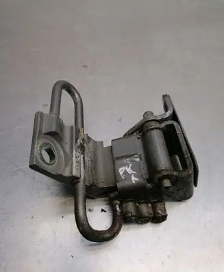 Volkswagen Touareg I Front door lower hinge 7L0831411