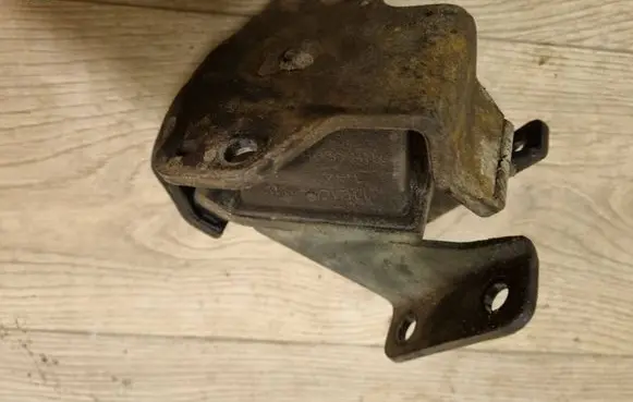 Nissan Navara D22 Engine mount bracket 112102S710 43GR