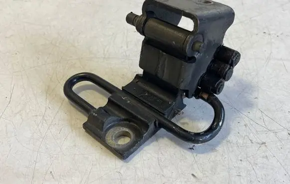 Volkswagen Touareg I Front door lower hinge 7L0831411