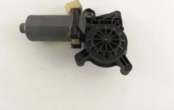 Mercedes-Benz E W210 Front door window regulator motor 0130821709 KL2075