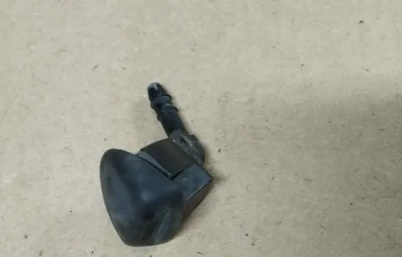 Windshield washer spray nozzle
