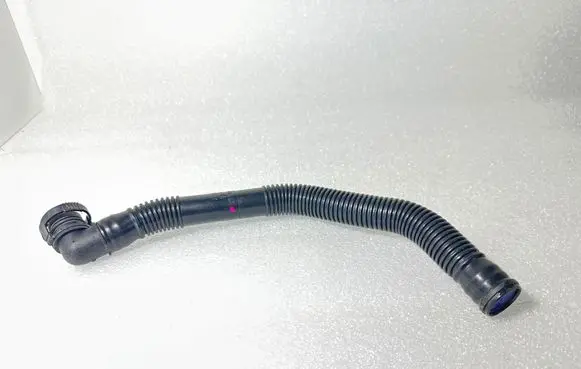 Volkswagen PASSAT B7 Breather hose/pipe 1K0129637D