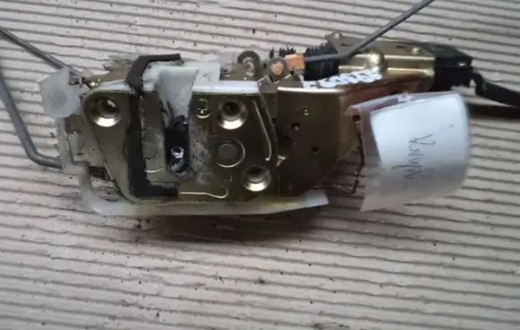 Mazda 323 F Front door lock
