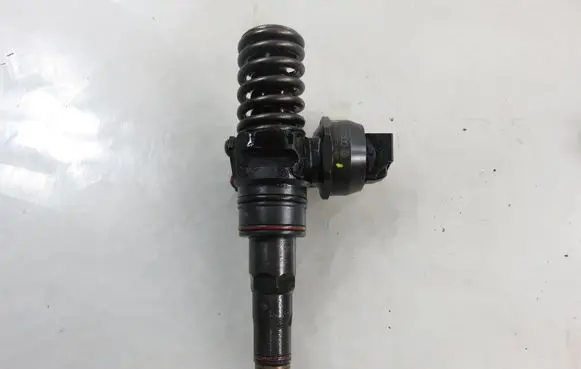 Volkswagen Polo IV 9N3 Fuel injector 0414720213 038130073AQ