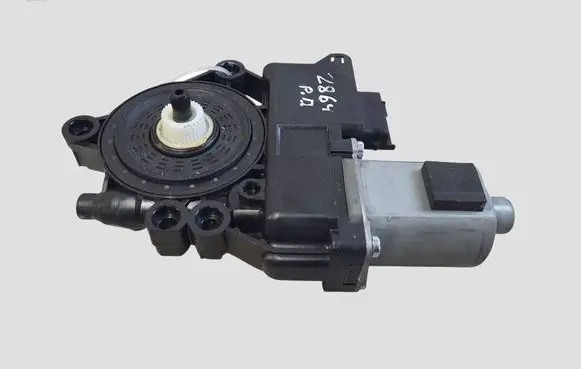 Hyundai i40 Front door window regulator motor 824603Z010