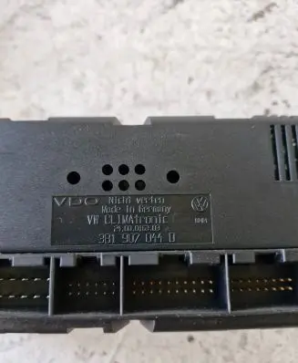 Volkswagen PASSAT B5 Climate control unit 3B1907044D 2400016303