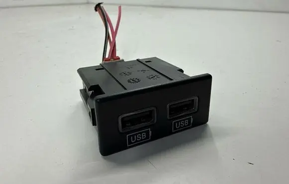 Dodge Charger USB socket connector 68253158AA 68253158AB