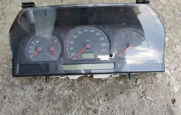 Volvo S70 V70 V70 XC Speedometer (instrument cluster) 9168138