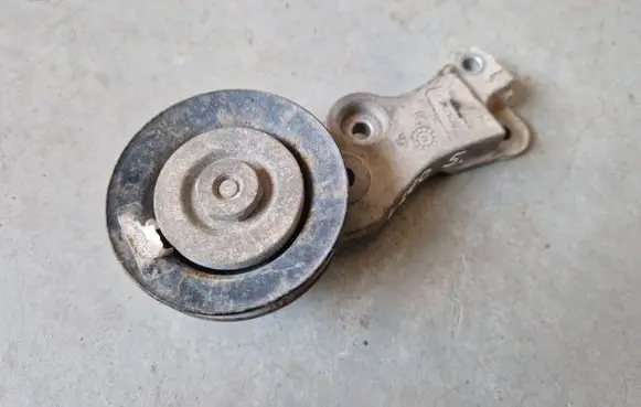 Mitsubishi L200 Air conditioning tensioner MN166945