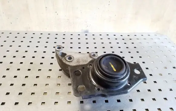Nissan Qashqai Engine mount bracket F6036100F F6036130A