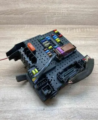Volvo XC70 Fuse module 30728512 05W222