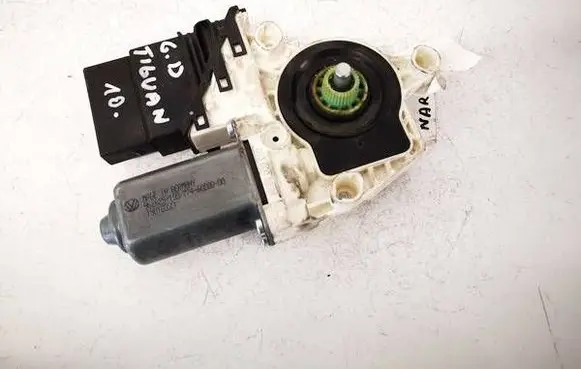 Volkswagen Tiguan Rear door window regulator motor 5N0959704D