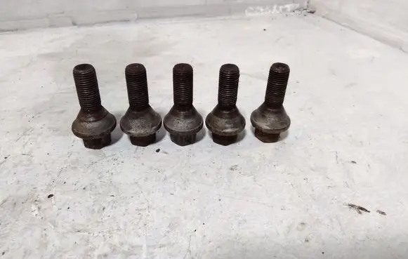 Opel Vivaro Nuts/bolts 