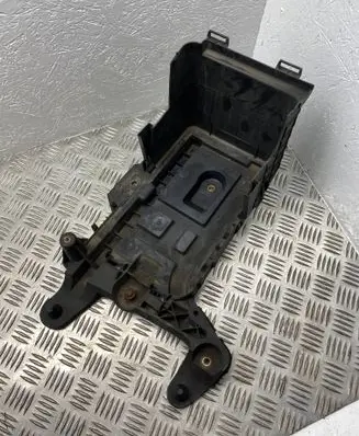 Volkswagen PASSAT B6 Battery box tray 1K0915333