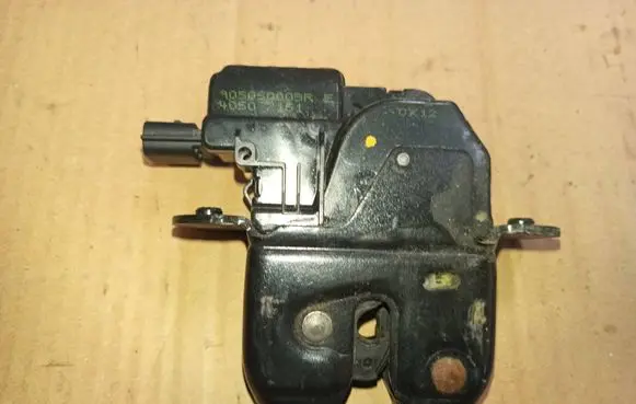 Renault Latitude (L70) Tailgate lock latch 905030003R